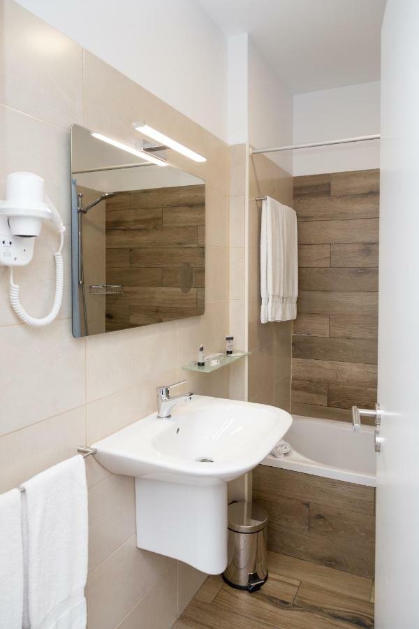 Hotel Veleiro Сииниш Экстерьер фото