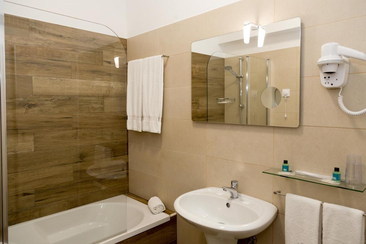 Hotel Veleiro Сииниш Экстерьер фото